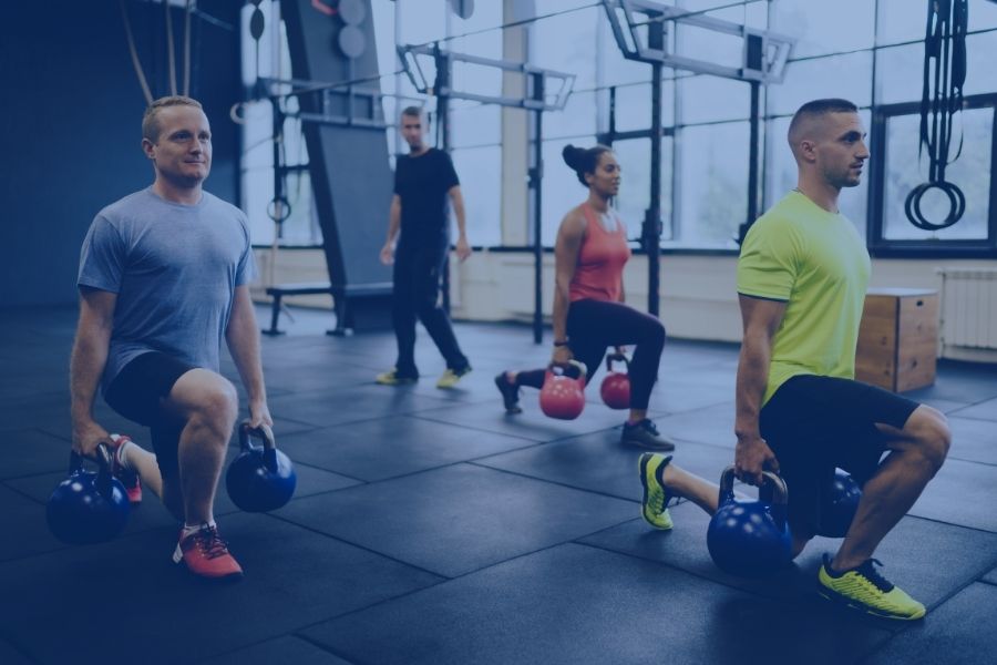 Allenamento di gruppo in palestra con i kettlebell